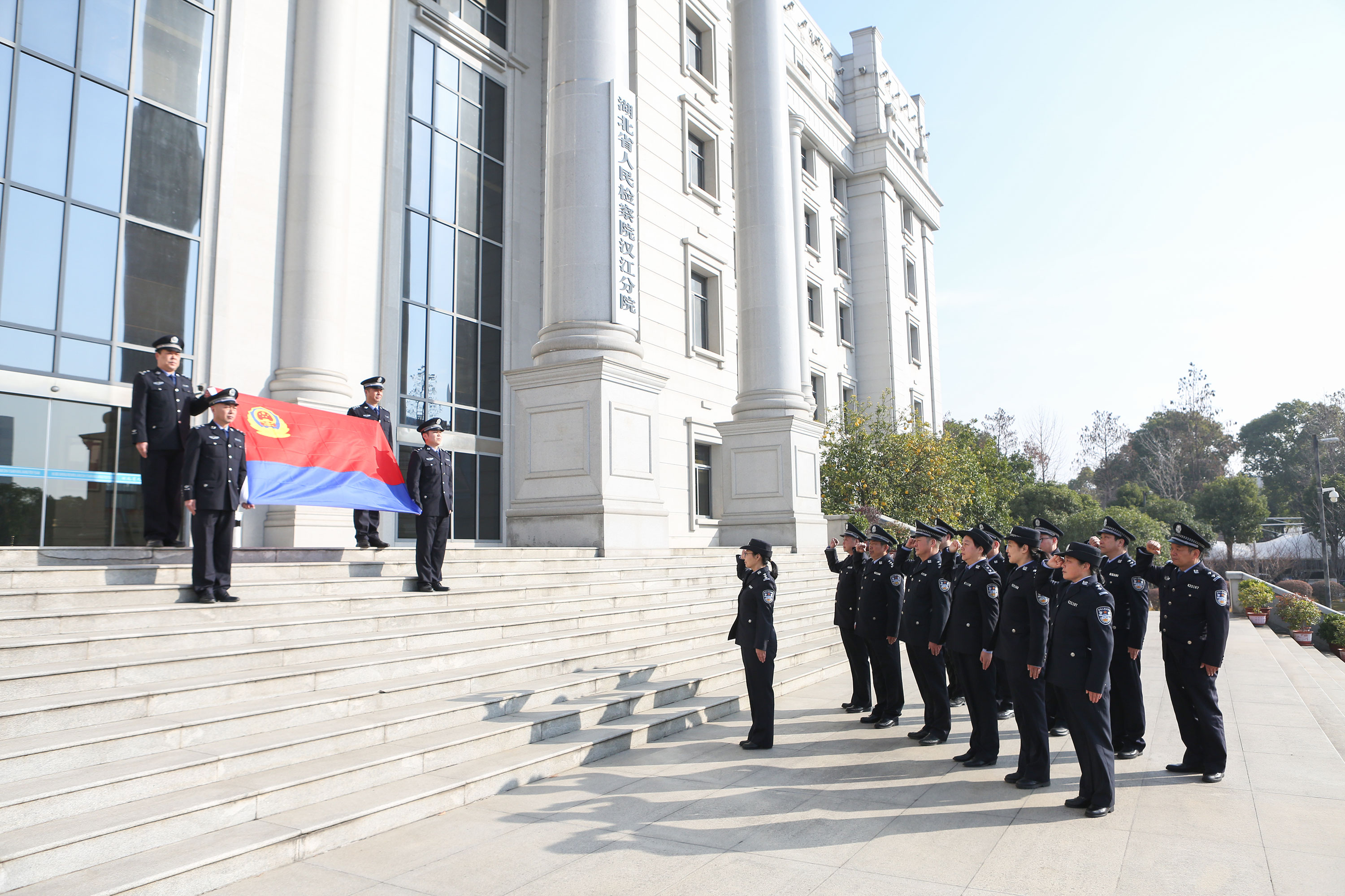 警徽闪耀映初心 砥砺前行担使命
